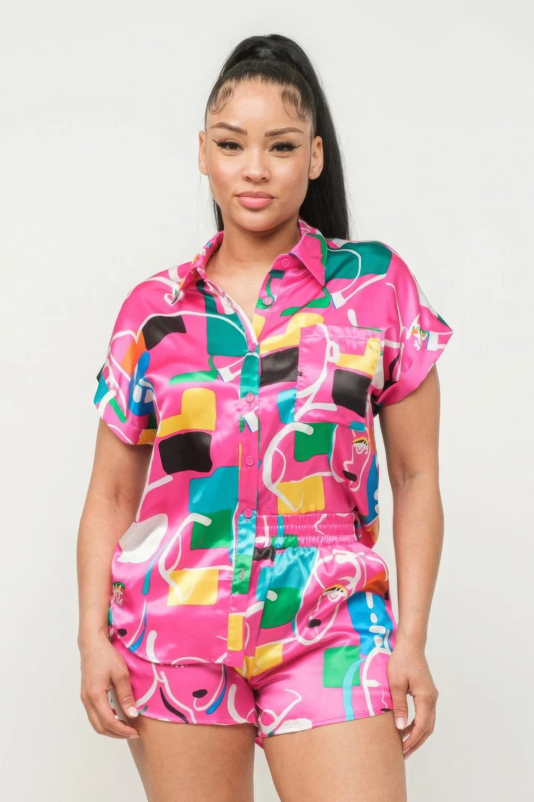 Ensemble haut boutonné et short en satin imprimé Dolman