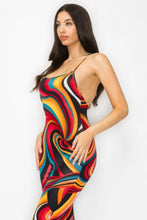 Charger l&#39;image dans la galerie, Robe midi multicolore à imprimé marbré et dos croisé
