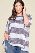 Charger l&#39;image dans la galerie, Blouse plissée imprimée à rayures avec encolure bateau et manches 1/2

