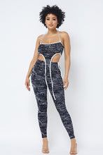 Charger l&#39;image dans la galerie, Haut court imprimé en maille avec col licou en chaîne en plastique et leggings assortis
