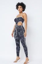 Charger l&#39;image dans la galerie, Haut court imprimé en maille avec col licou en chaîne en plastique et leggings assortis
