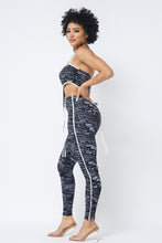 Charger l&#39;image dans la galerie, Haut court imprimé en maille avec col licou en chaîne en plastique et leggings assortis

