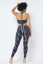 Charger l&#39;image dans la galerie, Haut court imprimé en maille avec col licou en chaîne en plastique et leggings assortis
