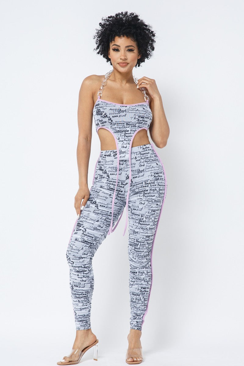 Haut court imprimé en maille avec col licou en chaîne en plastique et leggings assortis