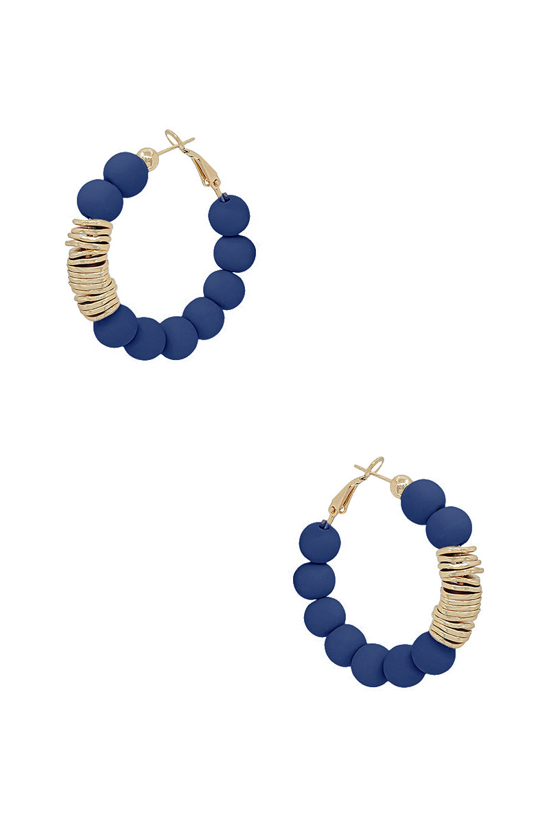Boucle d'oreille créole boule d'argile avec accents en métal