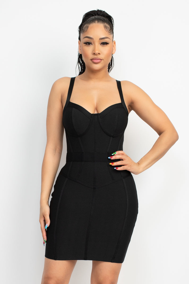 Robe bandage chérie à larges bretelles